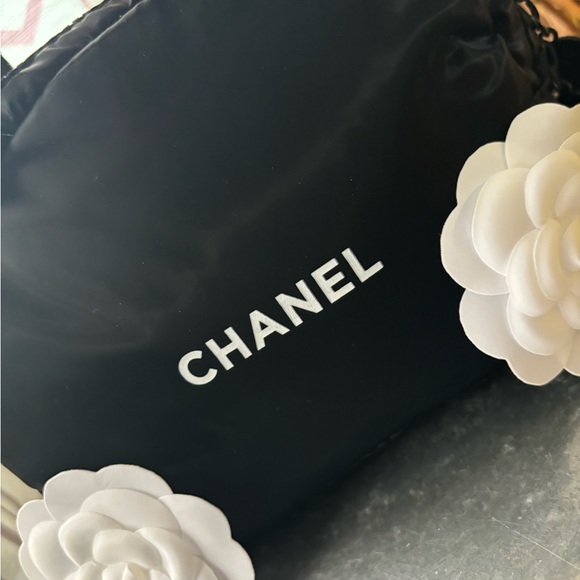 NWOT Chanel small tote with optional daisy stick ons - Picture 2 of 7